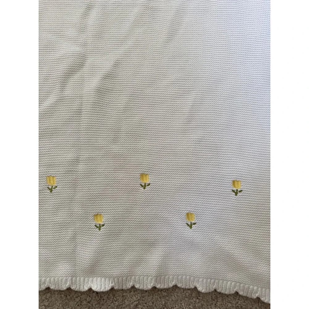 Bonbini New York White Cotton Knit Baby Blanket Yellow Tulip Embroidered Scallop